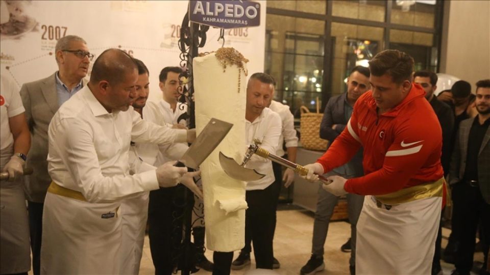 Şampiyonlar satır ve baltayla “maraş dondurması” kesti