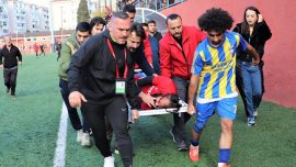 Futbolcuyla çarpışan kaleci yoğun bakıma alındı