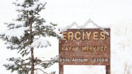 İç Anadolu’nun zirvesi Erciyes’te kar yağışı etkili oluyor