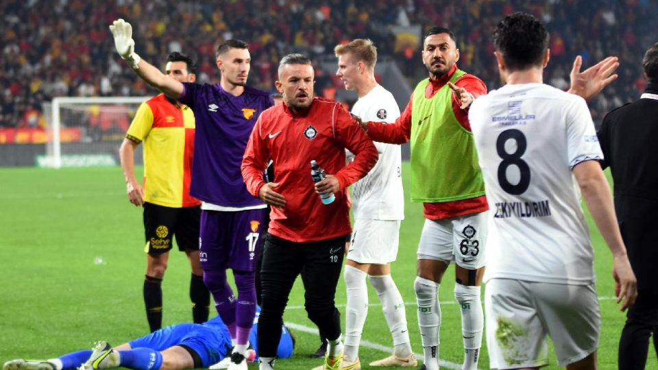 İzmir derbisi olaylar nedeniyle tatil edildi