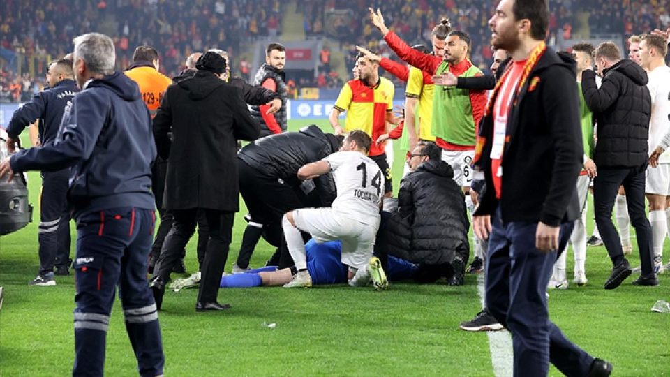 İzmir derbisinde kaleci Özenç’i darbeden zanlı tutuklandı