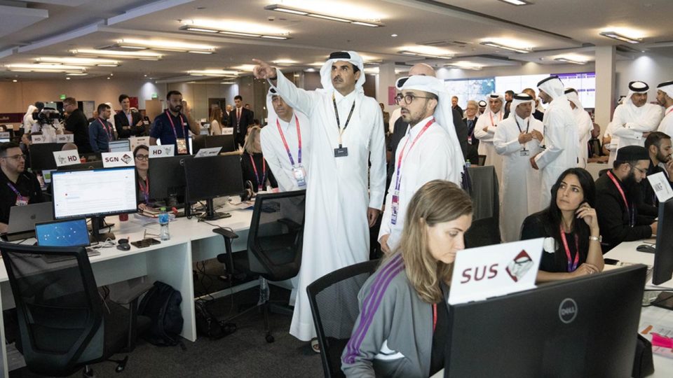 Katar Emiri Dünya Kupası yönetim merkezini gezdi