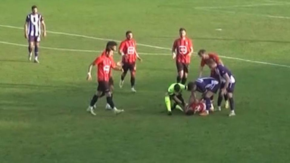 Maçta dili boğazına kaçan futbolcu, hakemin müdahalesiyle kurtuldu