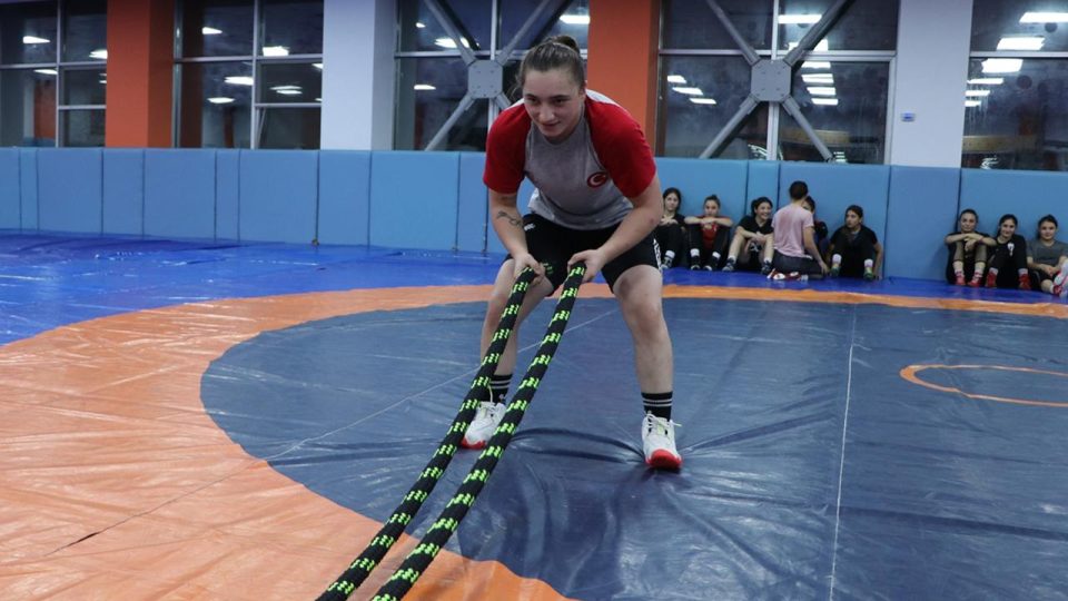 Milli güreşçi Yağmur Çakmak azmiyle ön yargıları tuş etti