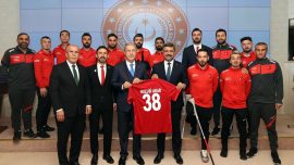 Milli Savunma Bakanı Akar Ampute Futbol Milli Takımı’nı kabul etti