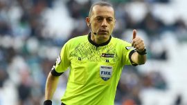 Türk futboluna damga vuran Cüneyt Çakır bu kez düdüğünü jübile için çaldı