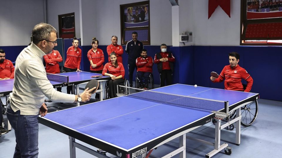Bakan Kasapoğlu bedensel engelli masa tenisçilerle bir araya geldi
