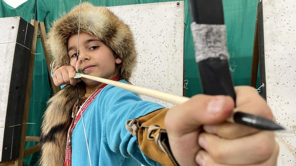 Geleneksel Türk okçuluğu ailelerin desteğiyle yükseliyor