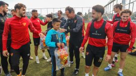 Göztepeli futbolcular tribün olaylarına tanık olan çocuklarla buluştu