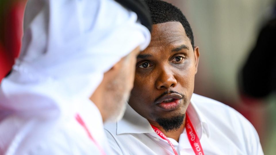 Israrlı hakem sorusuna kızan Eto’o tekmeyle saldırdı