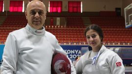 Kızından etkilenerek eskrime başlayan baba madalya mücadelesi veriyor