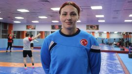 Milli güreşçi Mehtap Gültekin yeni başarılar için ter döküyor